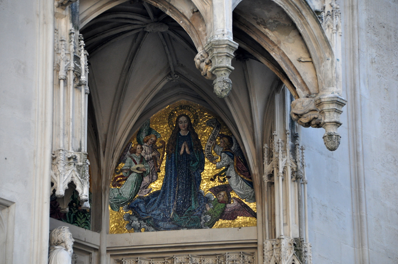  |Maria am Gestade, Dekoration über dem Hauptportal